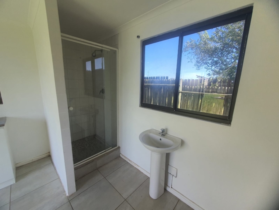 To Let 3 Bedroom Property for Rent in Cove Rock Eastern Cape